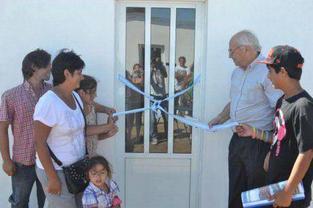 Entregaron seis viviendas construidas con presupuesto municipal en Tres Lomas
