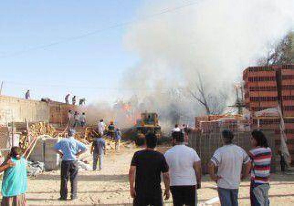 La falta de agua agrav un incendio que arras corraln 