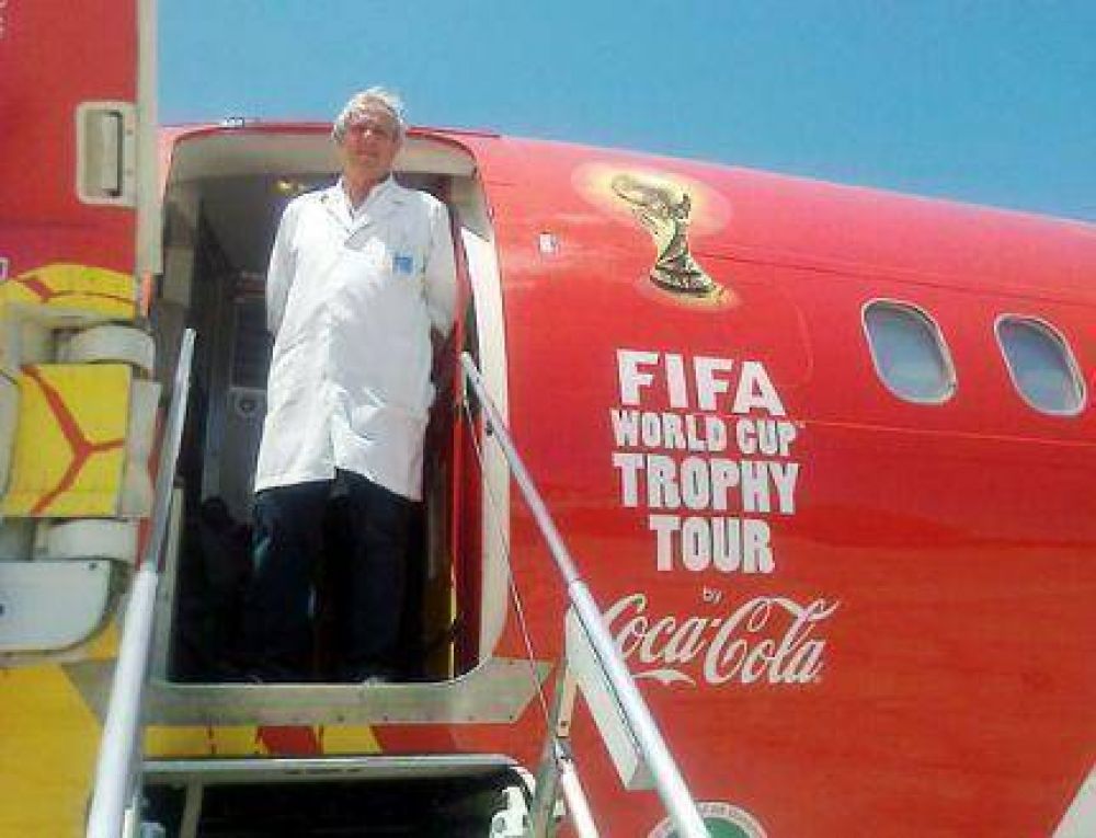 Decomisaron elementos org�nicos del avi�n Coca Cola que trajo la Copa del Mundo 