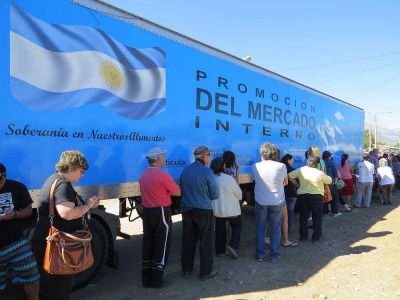 Gran cantidad de p�blico se acerc� a comprar pescado a precios populares