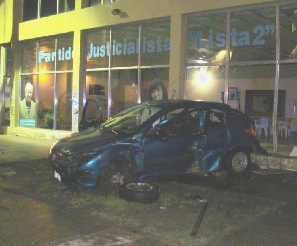 Perdi� el control de su auto y colision� contra el comando del gobernador Peralta