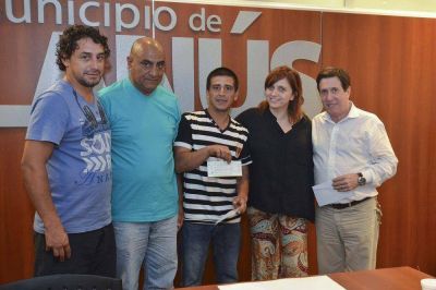 Lan�s: D�az P�rez hizo entrega de subsidio a clubes de barrio