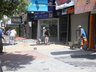 Recorren obras de la peatonal