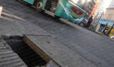 Alertan por un peligroso pozo en las calles de La Plata