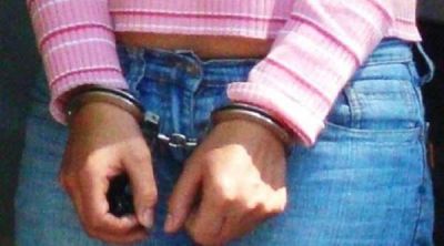 Vecinos denuncian a madre que golpeaba a sus hijos y qued� detenida