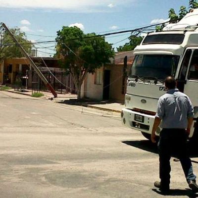 Cami�n de gran porte se enganch� con cables y tir� 3 postes