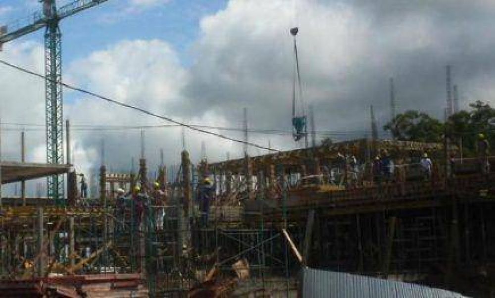 Tres heridos por derrumbe en la obra del nuevo Hospital de Ober�