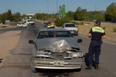 Un auto choc� con un cami�n de carga pesada en la avenida Santos Ortiz