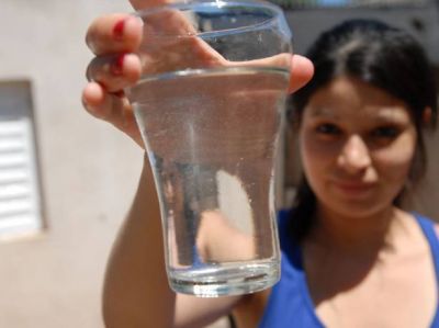 Vecinos se quejan por la mala calidad del suministro de agua