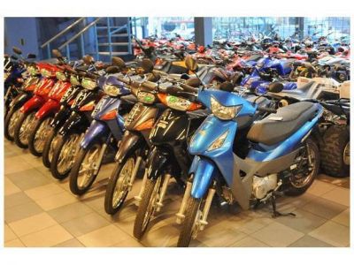 Por ley, se deber�n vender motos con el casco en toda la provincia