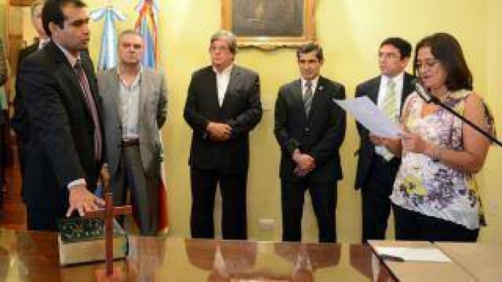 Dos nuevos funcionarios tomaron juramento