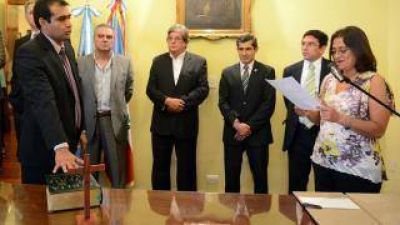 Dos nuevos funcionarios tomaron juramento