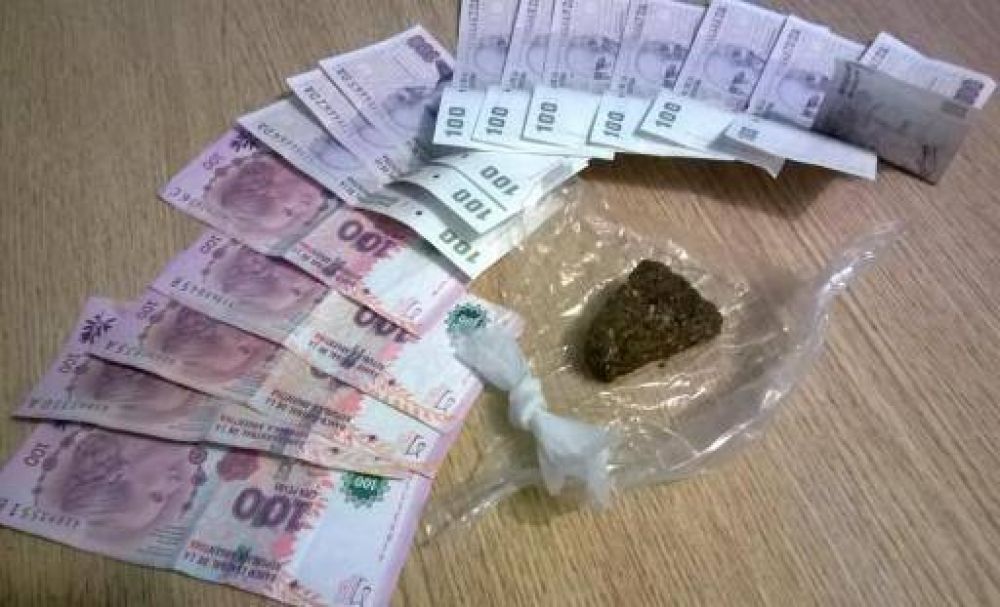En un control vehicular aprehendieron a dos sujetos y les encuentran Droga