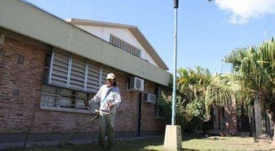Desmalezan y limpian las escuelas, en pleno receso