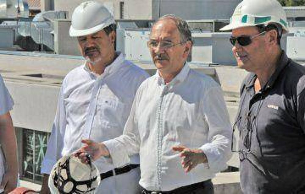 Ins�lito: la municipalidad fren� la obra del Pedi�trico