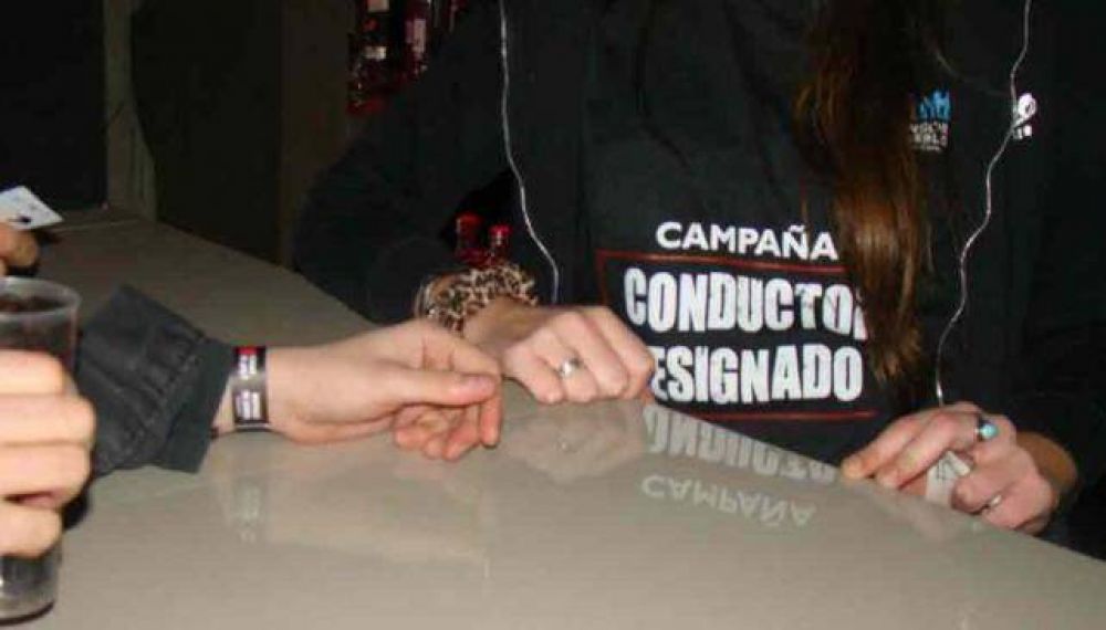 El que no toma, entra gratis al boliche