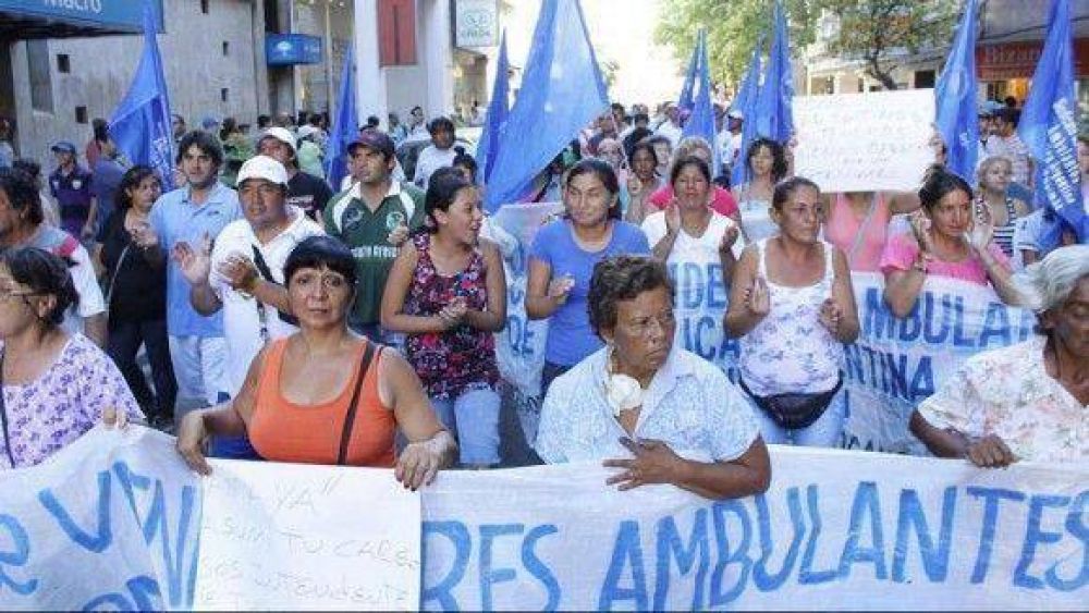 Ambulantes quieren vender en el centro mercader�a en mano