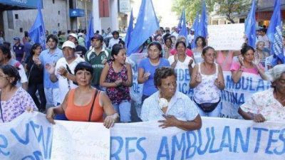 Ambulantes quieren vender en el centro mercader�a en mano