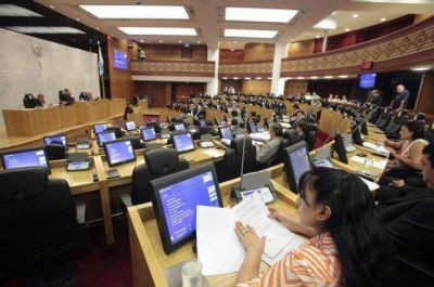 Atan el aumento para los legisladores al resultado de las paritarias con los estatales