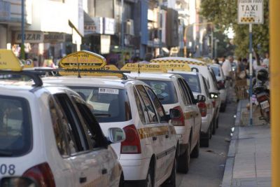 Los taxistas vuelven a la cargacon el pedido de aumento de la tarifa