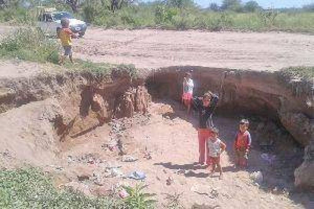 Unas 100 familias afectadas por las grietas de 3 km en Los Quiroga
