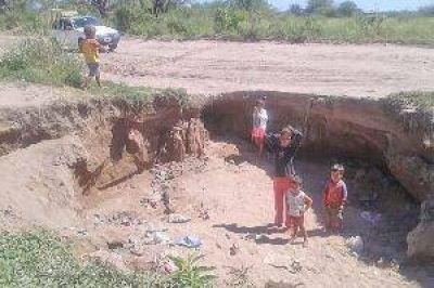 Unas 100 familias afectadas por las grietas de 3 km en Los Quiroga