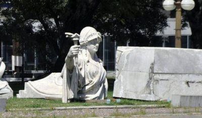 Estatua de Col�n: niegan que tenga rajaduras