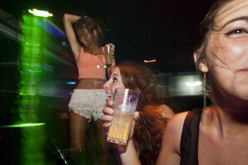 En boliches de la Costa, las chicas slo toman si los varones invitan
