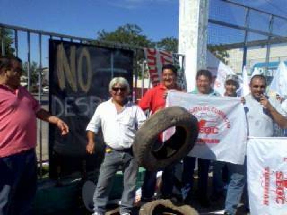 Trabajadores bloquearon al h�per Libertad en protesta por un despido
