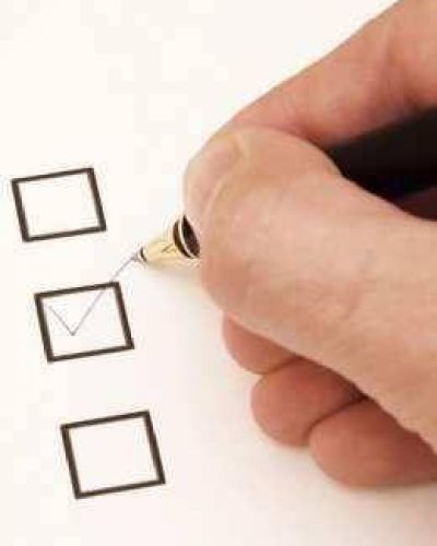 Reniegan de las encuestas, pero las utilizan