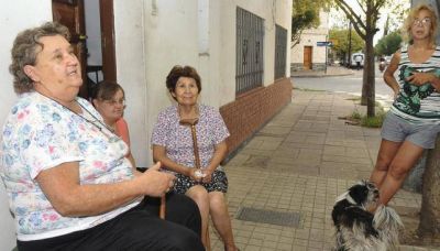 Cordobeses recuperan las veredas como espacio p�blico