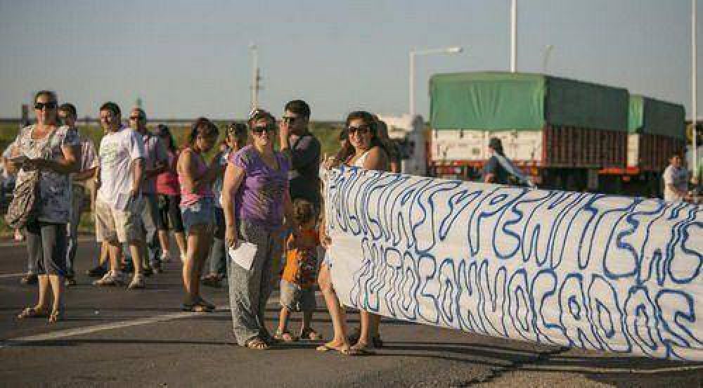 Ruralistas, polic�as y penitenciarios llevaron su reclamo a la Ruta 14