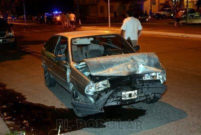 Fuerte choque entre dos autos en la avenida Del Valle