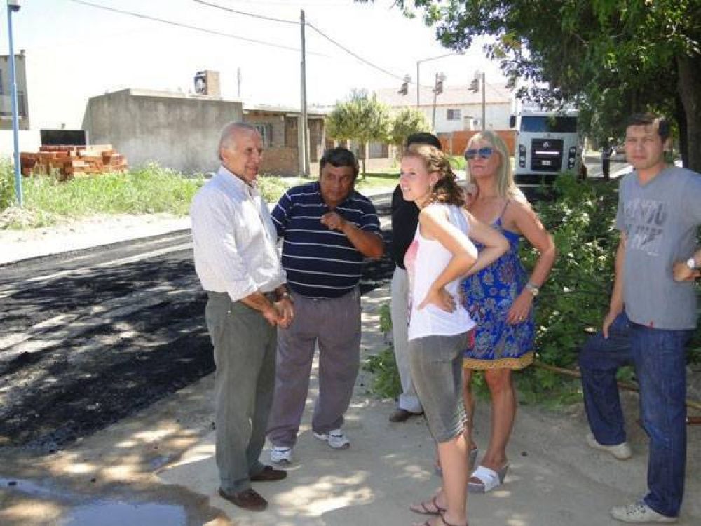 Passaglia recorri� las obras de pavimentaci�n en barrio Del Carmen