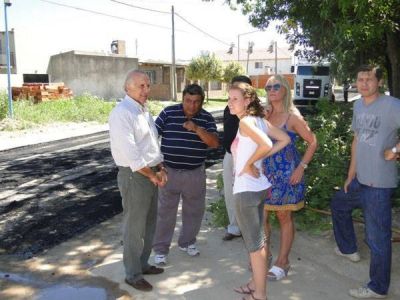 Passaglia recorri� las obras de pavimentaci�n en barrio Del Carmen
