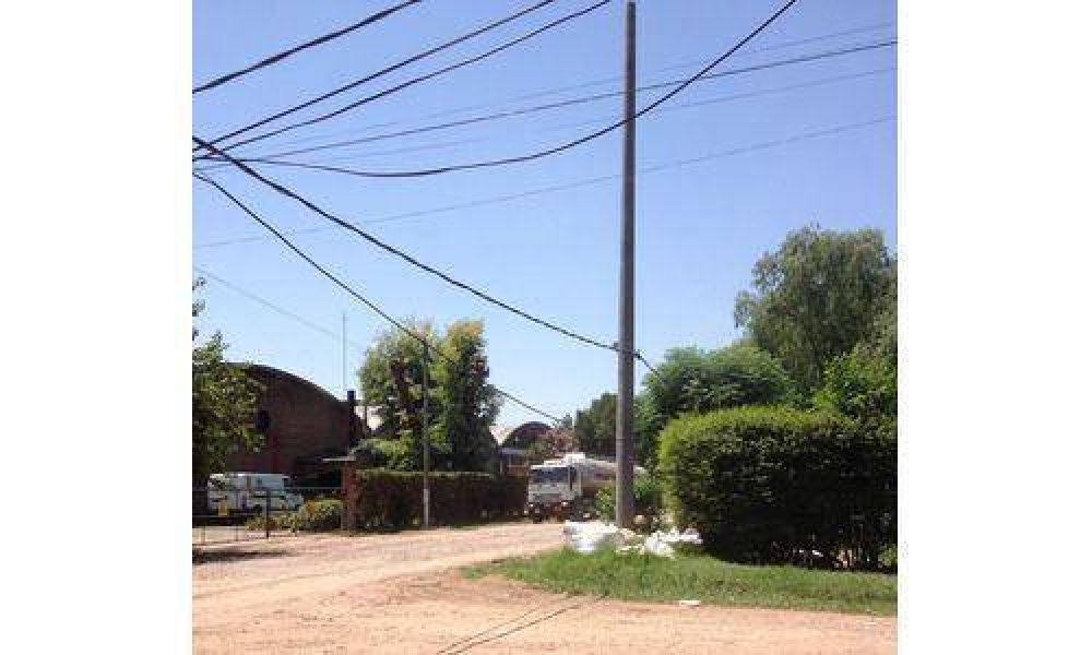 Un cami�n arranc� los cables y dej� sin luz a todo un barrio