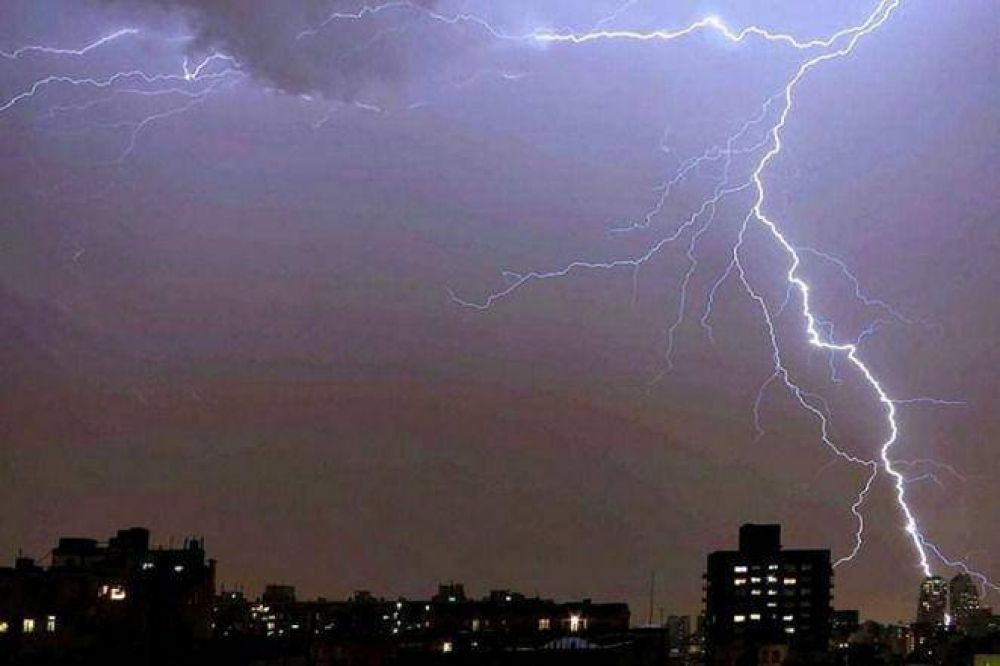 Cayeron dos rayos en distintos balnearios de Mar del Plata y dejaron siete heridos leves