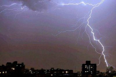 Cayeron dos rayos en distintos balnearios de Mar del Plata y dejaron siete heridos leves