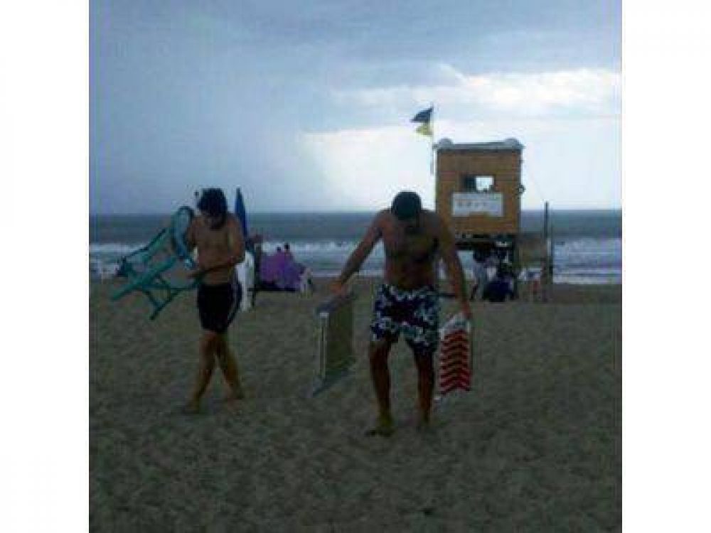 CAY� UN RAYO EN MIRAMAR Y R�PIDAMENTE EVACUARON LA PLAYA