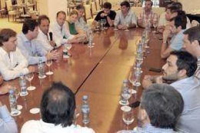 Scioli inst� a los intendentes a estar �organizados y movilizados�