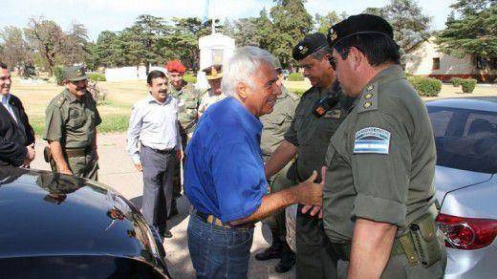 De la Sota visit� a los gendarmes enviados por el Gobierno Nacional