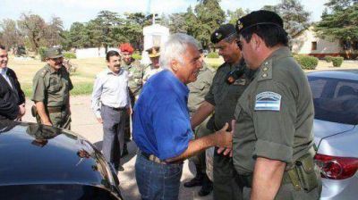De la Sota visit� a los gendarmes enviados por el Gobierno Nacional