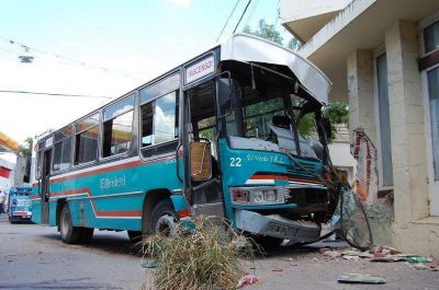 Un colectivo choc� y se incrust� en un hotel de Bol�var y Pellegrini