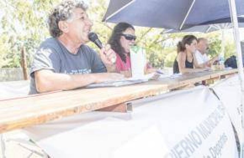 Inza acompa�� a los ni�os que participaron en el Primer Torneo de Nataci�n en la Pileta Municipal