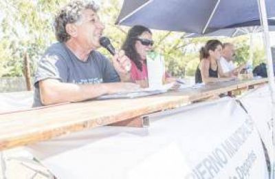 Inza acompa�� a los ni�os que participaron en el Primer Torneo de Nataci�n en la Pileta Municipal