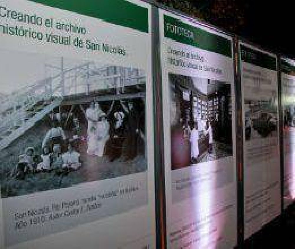 Presentaci�n de la Fototeca en la Plaza Mitre  