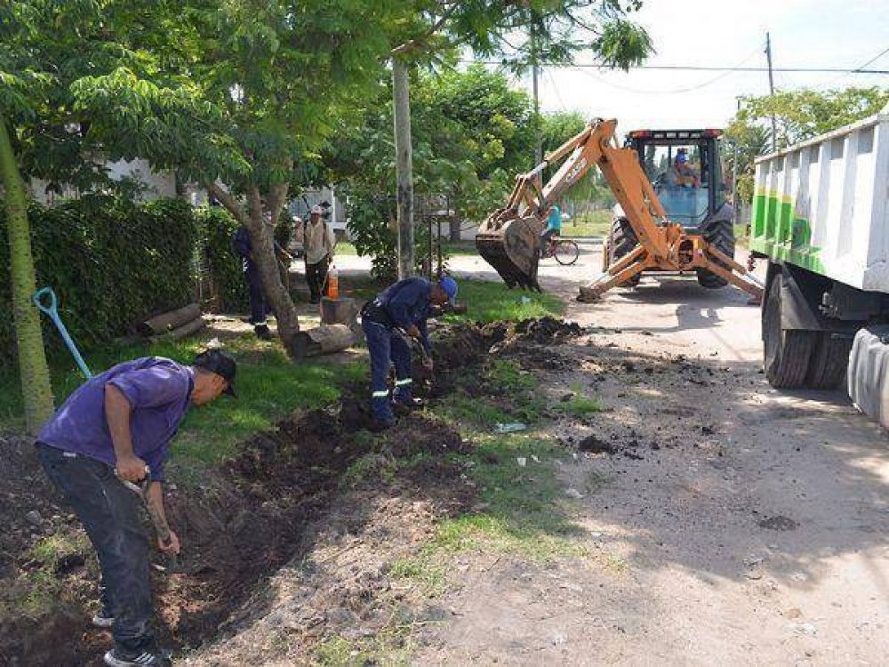 Contin�an los trabajos de bacheo y zanjeo en los barrios