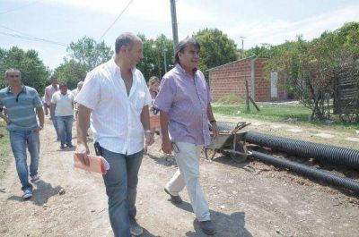 Guti�rrez recorri� las obras de cloacas en el barrio La Esperanza Grande de Ezpeleta