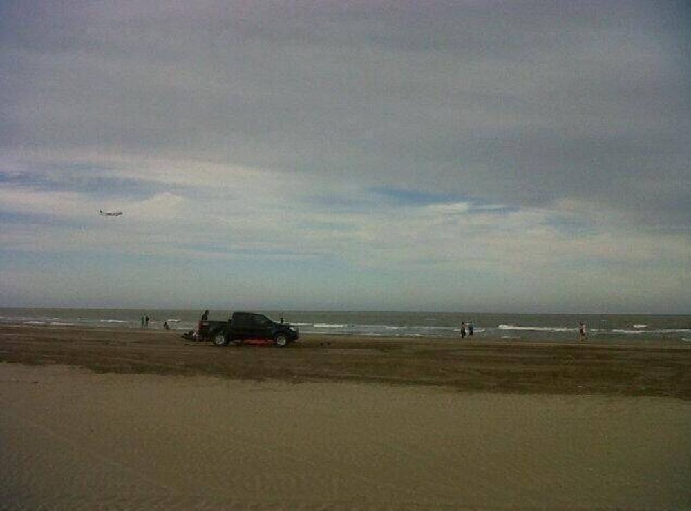 Un avi�n, a metros del mar