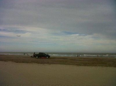 Un avi�n, a metros del mar